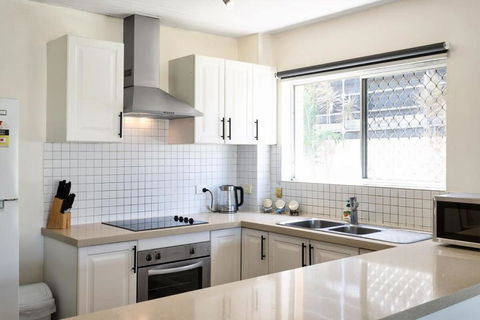 Runaway Bay Waterfront Delight - Accommodation BNB 3