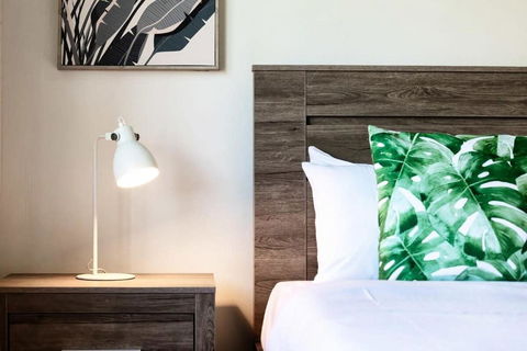 Runaway Bay Waterfront Delight - Accommodation BNB 2