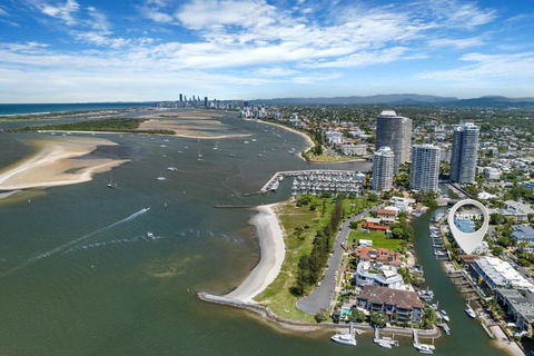 Runaway Bay Waterfront Delight - Accommodation BNB 1