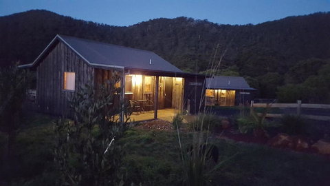 Rustic Hut Bush Retreat - Accommodation BNB 1