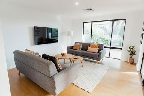 Salhus - Sleep In King Beds & Easy Walk To Town - Accommodation BNB 1