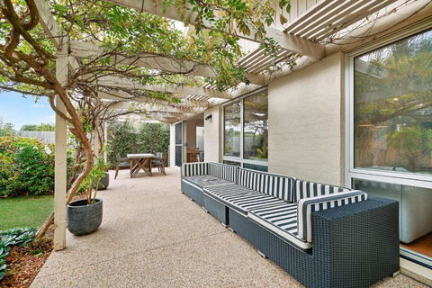 Salt Air Hideaway With Lush Backyard - Accommodation BNB 2
