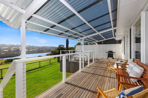 SALTWATER HOUSE - Opposite The Beach And Views Over The Lake! - Accommodation BNB 1
