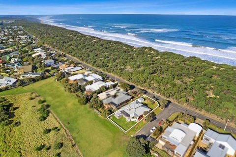 SALTWATER HOUSE - Opposite The Beach And Views Over The Lake! - Accommodation BNB 0