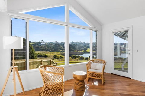 SALTWATER HOUSE - Opposite The Beach And Views Over The Lake! - Accommodation BNB 2