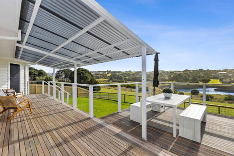 SALTWATER HOUSE - Opposite The Beach And Views Over The Lake! - Accommodation BNB 3