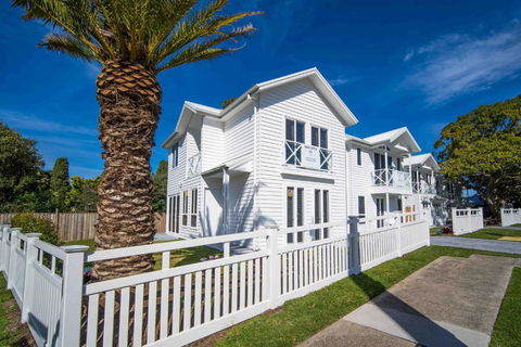 Salty Palms By The Sea - ONE - Accommodation BNB 0