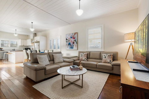 Sampson Cottage - Historic Charm - Accommodation BNB 3