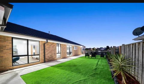 Sanctuary Lakes Holiday House - Accommodation BNB 1