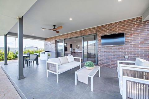 Sandstone - Family Entertainer, Refined Living - Accommodation BNB 2