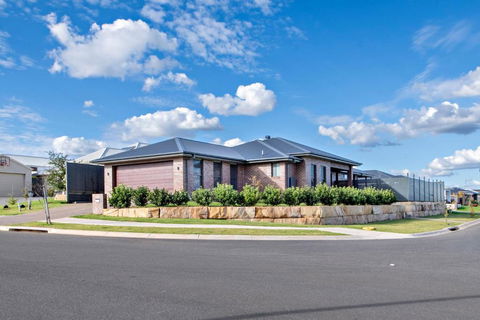 Sandstone - Family Entertainer, Refined Living - Accommodation BNB 3