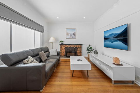 Spacious 3-Bed With Outdoor Dining Near Airport - Accommodation BNB 0