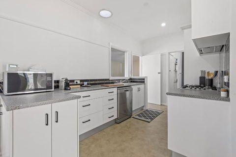Spacious 3-Bed With Outdoor Dining Near Airport - Accommodation BNB 3