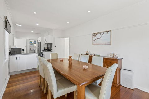 Spacious 3-Bed With Outdoor Dining Near Airport - Accommodation BNB 2
