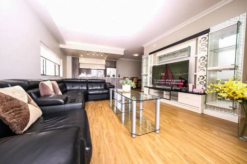 Spacious 3bed Apt With Pool & Gym Near Parramatta - Accommodation BNB 3