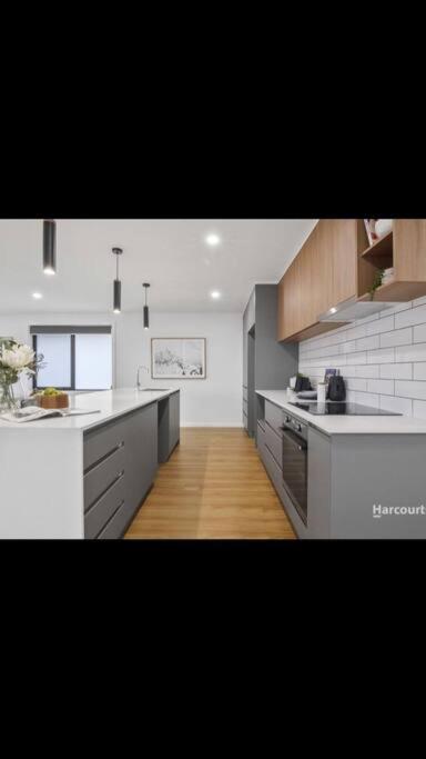 Spacious House Close To Hobart CBD WiFi And New Sony QLED Smart TV - Accommodation BNB 0