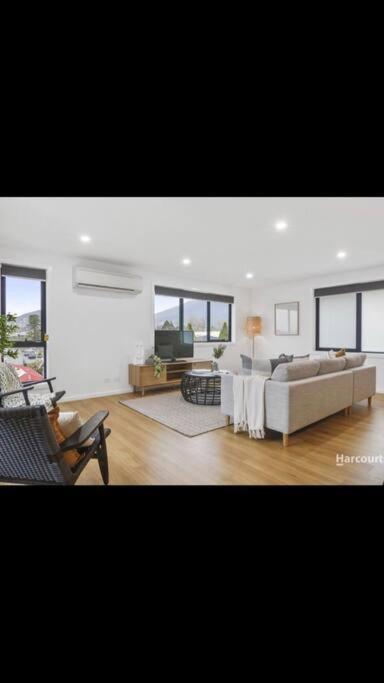 Spacious House Close To Hobart CBD WiFi And New Sony QLED Smart TV - Accommodation BNB 1