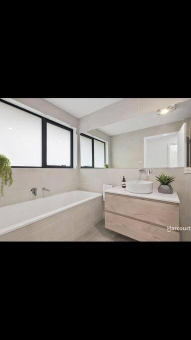 Spacious House Close To Hobart CBD WiFi And New Sony QLED Smart TV - Accommodation BNB 3
