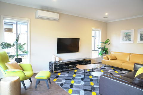 Beautiful House In Melbourne Southwest - Accommodation BNB 1