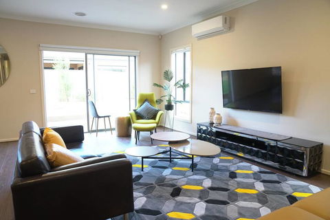 Beautiful House In Melbourne Southwest - Accommodation BNB 3