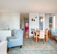 Beautiful Renovated Home With Water Views and Yard - Accommodation BNB