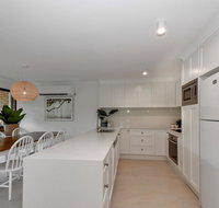 BEAUTIFULLY RENOVATED OCEANSIDE APARTMENT - Accommodation BNB