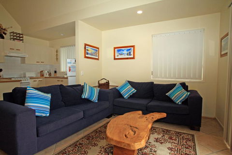 Berrara Lagoon Front Chalet - Accommodation BNB 2