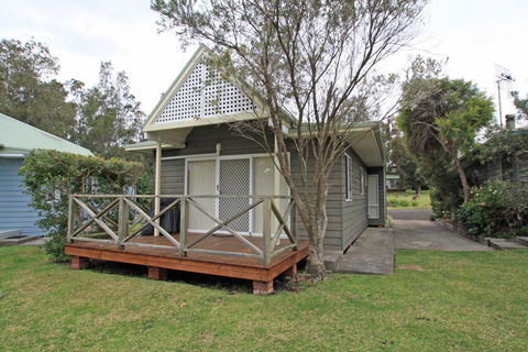 Berrara Lagoon Front Chalet - Accommodation BNB 1