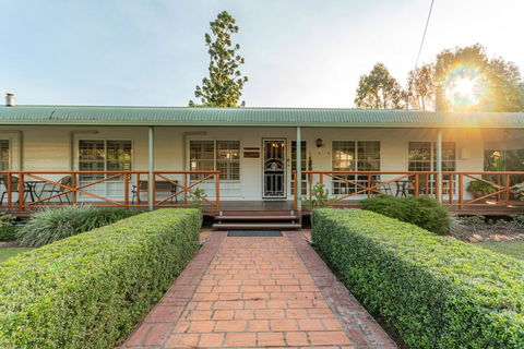 Birds 'n' Bloom Cottages - Accommodation BNB 0