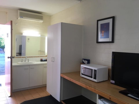 Bishops Lodge Narrandera - Accommodation BNB 3