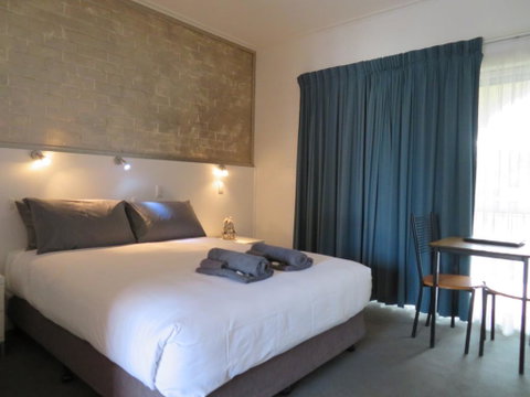 Bishops Lodge Narrandera - Accommodation BNB 2