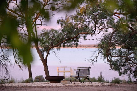 The Jetty Hut - Lake Frontage Barmera Riverland - Accommodation BNB 0