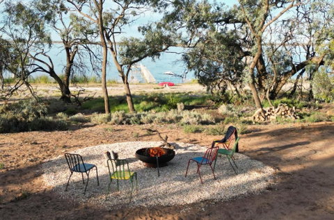 The Jetty Hut - Lake Frontage Barmera Riverland - Accommodation BNB 3