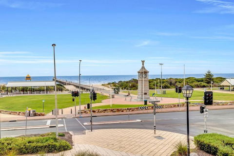The Seaside Loft - A Breezy Beachside Lifestyle - Accommodation BNB 2