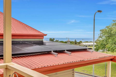 The Seaside Loft - A Breezy Beachside Lifestyle - Accommodation BNB 3