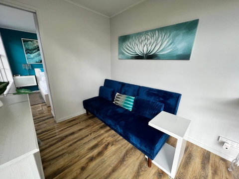 Tiny House In Belconnen 1BR Self Contained Wine - Accommodation BNB 3