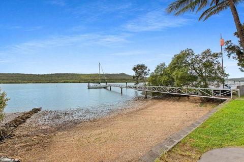 Waterfront, Deep Water Pontoon, Views To Straddie - Accommodation BNB 2