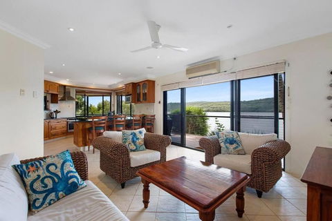 Waterfront, Deep Water Pontoon, Views To Straddie - Accommodation BNB 1