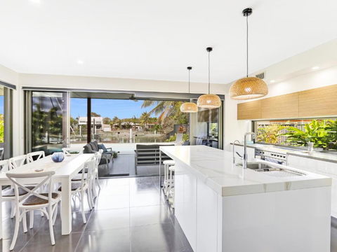WATERFRONT HOME BORDERING MOOLOOLABA - Accommodation BNB 2