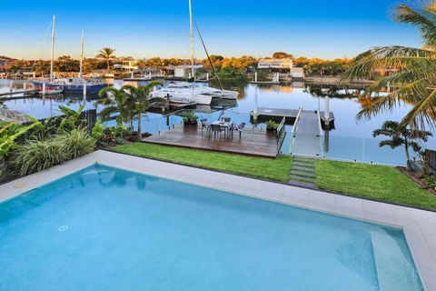 WATERFRONT HOME BORDERING MOOLOOLABA - Accommodation BNB 1
