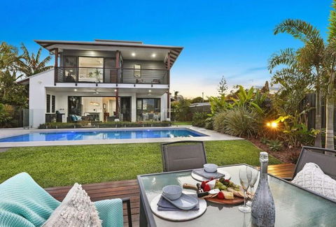 WATERFRONT HOME BORDERING MOOLOOLABA - Accommodation BNB 0