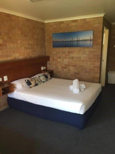 Windsor Hotel Miles - Accommodation BNB 2