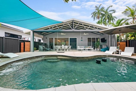 A Sumptuous Poolside Family Oasis At Gardens Villa - Accommodation BNB 0