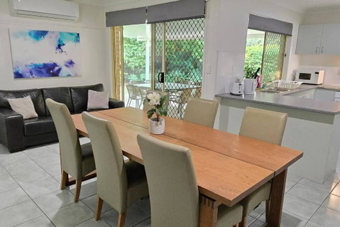 Relaxing Hamptons Style Home In Forest Lake - Accommodation BNB 3