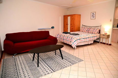 Spacious Studio In AliceSprings QueenBed+KSAirbed - Accommodation BNB 0