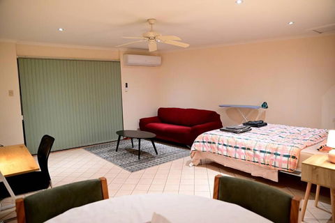 Spacious Studio In AliceSprings QueenBed+KSAirbed - Accommodation BNB 1