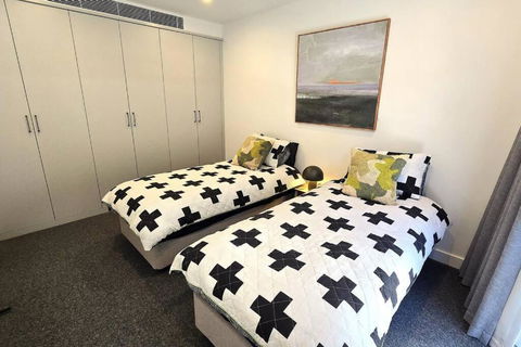 Your 2 Bed Hampton Haven With Parking - Accommodation BNB 2